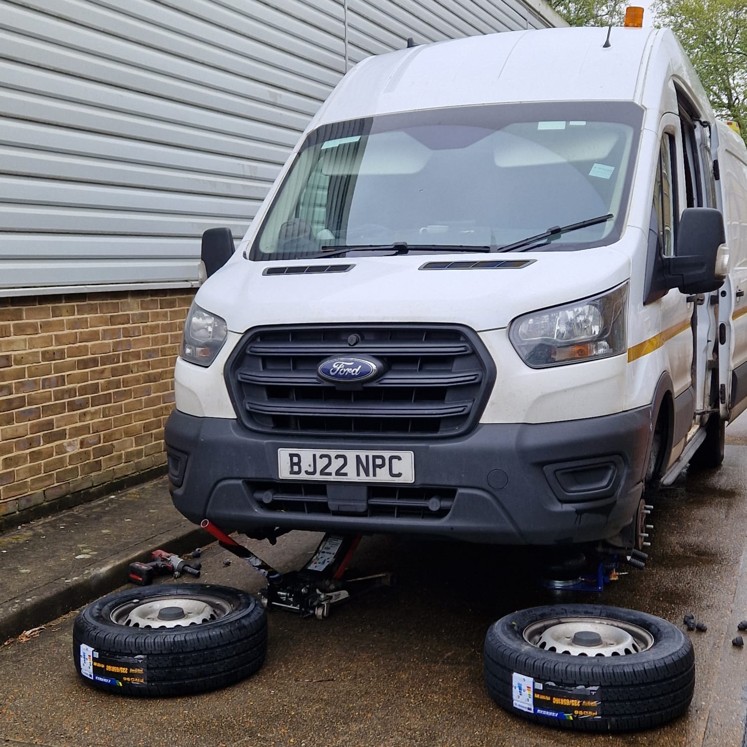 Mobile tyre fitting service in London home place Mobile tyre repair
